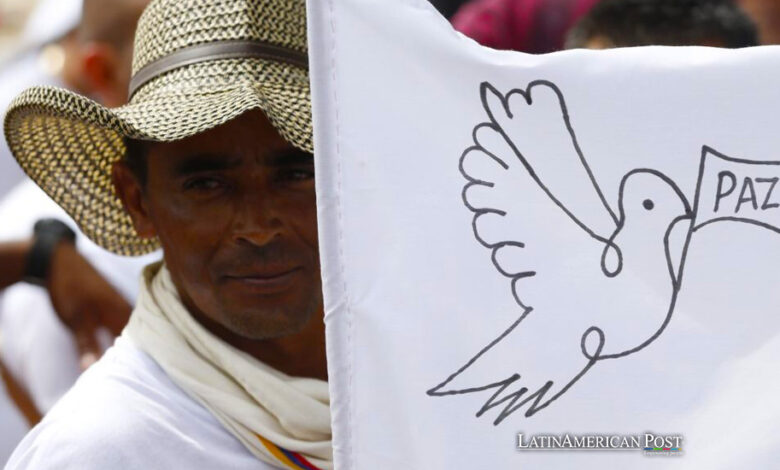 Hombre sostenendo un cartel de paz