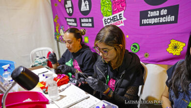 Expertos analizan muestras de droga como parte de la campaña Échele Cabeza y que hace presencia en el festival Estéreo Picnic