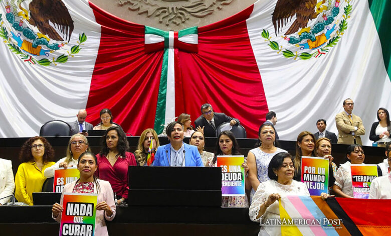 Fotografía cortesía de la Cámara de Diputados que muestra, el pleno del congreso este viernes en la Ciudad de México(México).