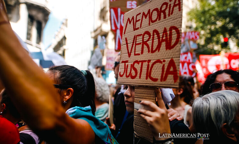 Manifestantes marchan con motivo del Día de la Memoria este domingo en Buenos Aires (Argentina).