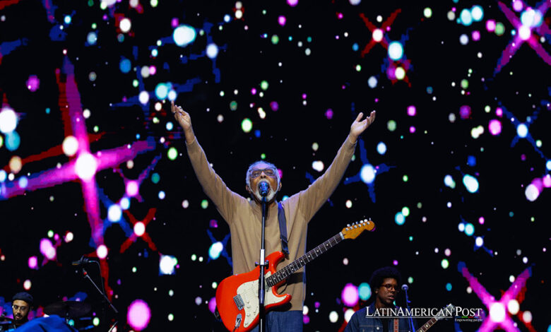 El cantante brasileño Gilberto Gil se presenta durante la tercera jornada del Festival Lollapalooza