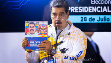 El presidente de Venezuela, Nicolás Maduro, habla este lunes luego de hacer oficial su candidatura a las presidenciales del próximo 28 de julio, en las que competirá por un tercer período en el poder, en la sede del Consejo Nacional Electoral (CNE) en Caracas (Venezuela).