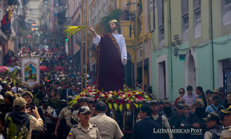 Feligreses asisten a la procesión del Domingo de Ramos en Quito (Ecuador).