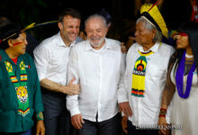 El presidente francés, Emmanuel Macron (2izq..) posa con el cacique del pueblo kayapó, Raoni Metuktire (2der.), el presidente de Brasil, Luiz Inácio Lula da Silva