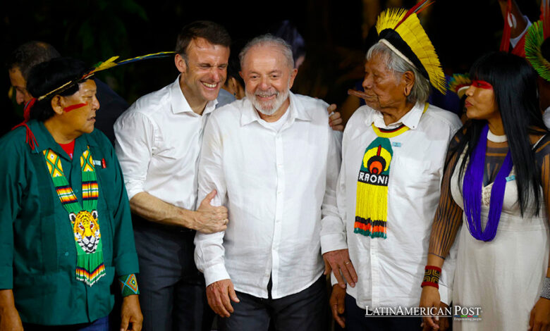 El presidente francés, Emmanuel Macron (2izq..) posa con el cacique del pueblo kayapó, Raoni Metuktire (2der.), el presidente de Brasil, Luiz Inácio Lula da Silva