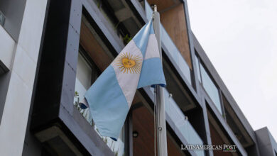 Fotografía de este jueves de una bandera de la República de Argentina frente al edificio donde funciona la embajada de Argentina, en Bogotá (Colombia).
