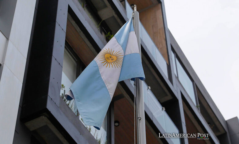 Fotografía de este jueves de una bandera de la República de Argentina frente al edificio donde funciona la embajada de Argentina, en Bogotá (Colombia).