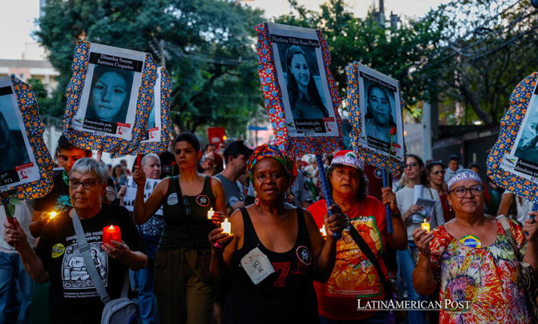 Un grupo de personas participa en la Marcha del Silencio desde un antiguo centro de torturas hasta el Parque Ibirapuera, este domingo en São Paulo (Brasil).