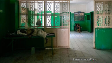 Una mujer duerme en el interior del Hospital Universitario Estatal de Haití, recinto que fue abandonado desde hace cerca de un mes, este martes en Puerto Príncipe (Haití).