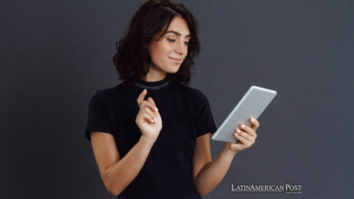 Mujer mirando su iPad