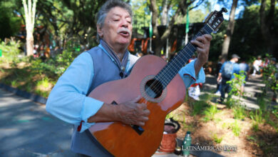 El payador (improvisador) uruguayo Juan Carlos 'Lopecito' López canta sus improvisaciones