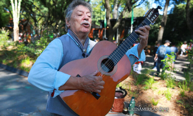 El payador (improvisador) uruguayo Juan Carlos 'Lopecito' López canta sus improvisaciones