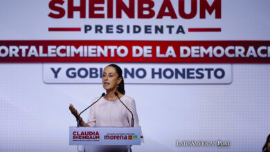 La candidata presidencial por el Movimiento de Regeneración Nacional (Morena), Claudia Sheinbaum, habla durante un acto público este lunes en Ciudad de México (México).