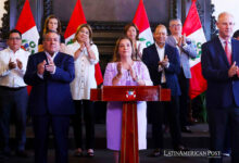 Fotografía cedida por la Presidencia de Perú de la mandataria, Dina Boluarte, durante un discurso a la Nación en compañía de su gabinete de Ministros