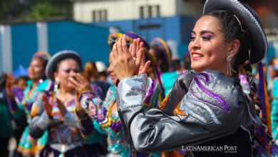 Mujer peruana bailando