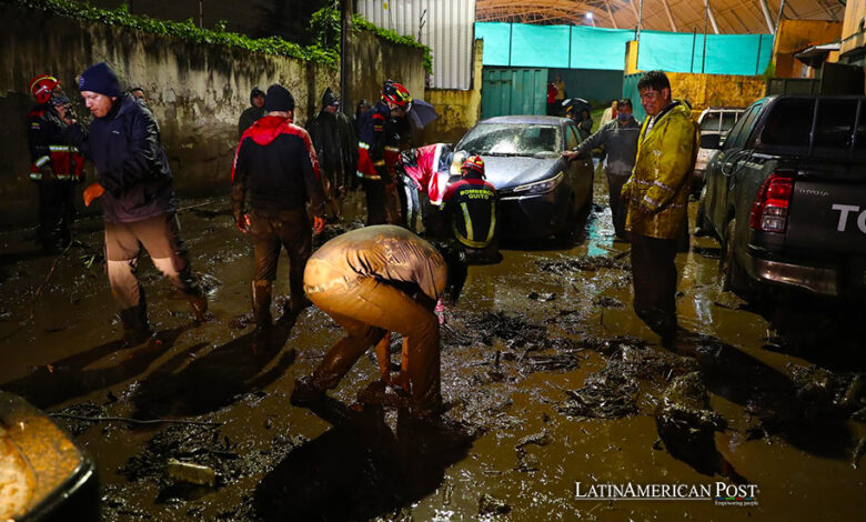 Personas trabajan retirando lodo por un alud ocurrido en el sector de La Gasca, en el centro-oeste de la capital ecuatoriana, este martes en Quito (Ecuador).