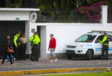 Fotografía de la entrada a la Embajada de México este sábado en Quito (Ecuador).