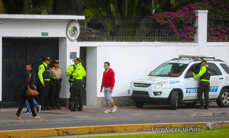 Fotografía de la entrada a la Embajada de México este sábado en Quito (Ecuador).