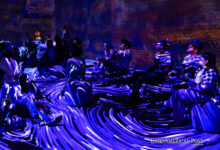 Personas visitan la exposición de inmersión de arte "Van Gogh: The Immersive Art Experience"