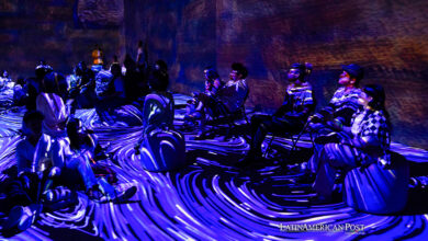 Personas visitan la exposición de inmersión de arte "Van Gogh: The Immersive Art Experience"