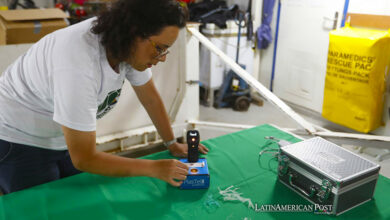 Tatiana Céspedes, coordinadora de campañas de Greenpeace en Colombia, examina plásticos hallados en el océano pacífico a bordo del buque Artic Sunrise