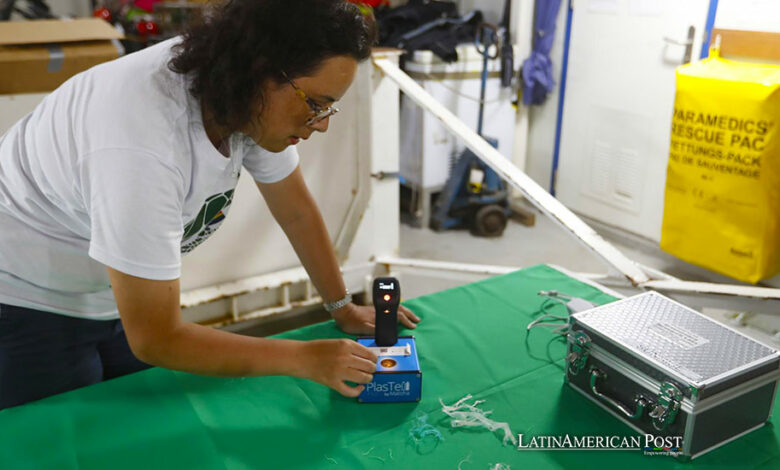 Tatiana Céspedes, coordinadora de campañas de Greenpeace en Colombia, examina plásticos hallados en el océano pacífico a bordo del buque Artic Sunrise