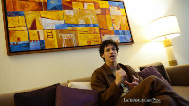 El bailarín mexicano Isaac habla durante una entrevista con EFE, el 11 de abril de 2024, en la Ciudad de México (México).