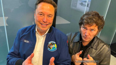 Fotografía divulgada en las redes de Javier Milei donde aparece el presidente de Argentina, Javier Milei (d), junto al empresario Elon Musk