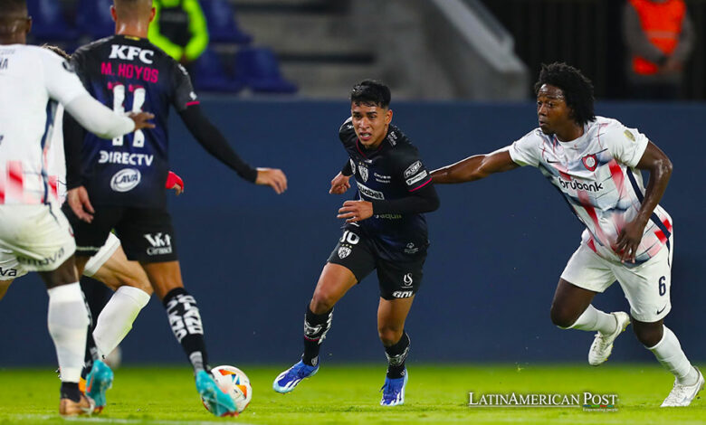 Kendry Páez (c) de Independiente disputa el balón con Carlos Alberto Sánchez de San Lorenzo