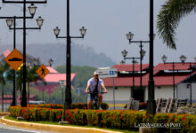 Turistas visitan la Calzada de Amador durante un día caluroso este lunes, en Ciudad de Panamá (Panamá).