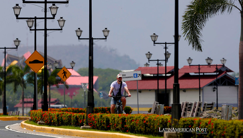 Turistas visitan la Calzada de Amador durante un día caluroso este lunes, en Ciudad de Panamá (Panamá).