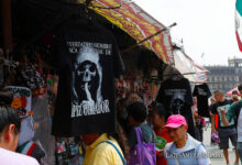 Fotografía que muestra una camiseta con la imagen de la Santa Muerte junto con figuras del presidente de México Andrés Manuel López Obrador este miércoles, en Ciudad de México