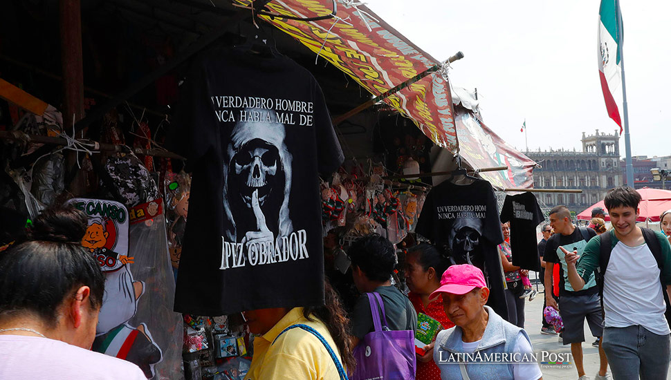 Fotografía que muestra una camiseta con la imagen de la Santa Muerte junto con figuras del presidente de México Andrés Manuel López Obrador este miércoles, en Ciudad de México