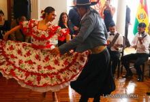 Una pareja de bailarines argentinos paticipan de una muestra cultural en las instalaciones de la embajada de Argentina, el 29 de abril de 2024, en La Paz (Bolivia).