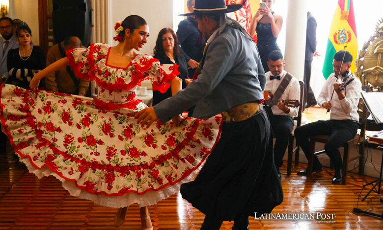 Una pareja de bailarines argentinos paticipan de una muestra cultural en las instalaciones de la embajada de Argentina, el 29 de abril de 2024, en La Paz (Bolivia).