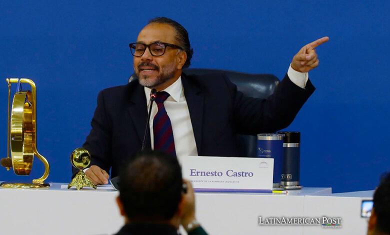 El presidente de la Asamblea Legislativa, Ernesto Castro, habla durante una sesión plenaria, este lunes en la Cancillería en Antiguo Cuscatlán (El Salvador).
