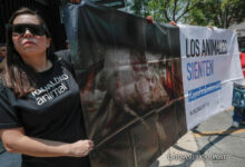 Activistas defensores de los animales protestan a las afueras del Senado de la República este jueves, en la Ciudad de México (México).