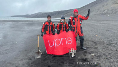 De izq. a dcha.: Miguel Araiz, Leyre Catalán y David Astrain, en Isla Decepción, uno de los volcanes activos de la Antártida.