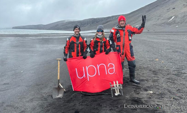De izq. a dcha.: Miguel Araiz, Leyre Catalán y David Astrain, en Isla Decepción, uno de los volcanes activos de la Antártida.