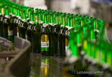 Fotografía de varias botellas de cerveza en la planta de la Cervecería Nacional (CN), este martes en Cumbayá, uno de los valles de Quito (Ecuador).
