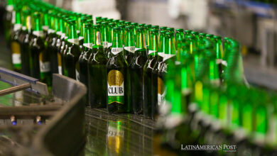 Fotografía de varias botellas de cerveza en la planta de la Cervecería Nacional (CN), este martes en Cumbayá, uno de los valles de Quito (Ecuador).