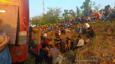 Fotografía cedida por el Instituto Nacional de Migración (INM), que muestra a migrantes abandonados en autobuses