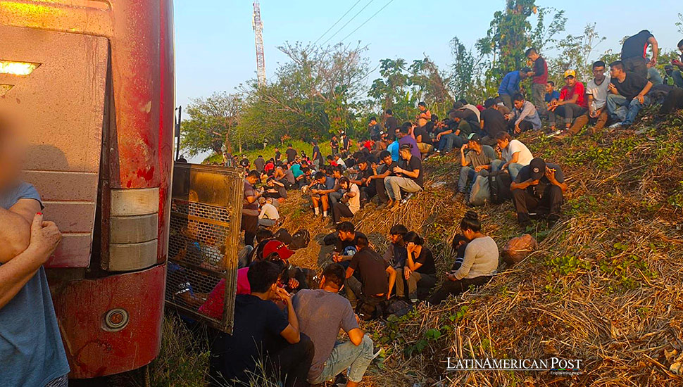 Fotografía cedida por el Instituto Nacional de Migración (INM), que muestra a migrantes abandonados en autobuses