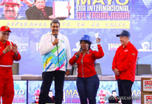 Fotografía cedida por el Palacio de Miraflores del presidente de Venezuela, Nicolás Maduro (2-i), en un acto por el Día Internacional de los Trabajadores este miércoles, en Caracas (Venezuela).