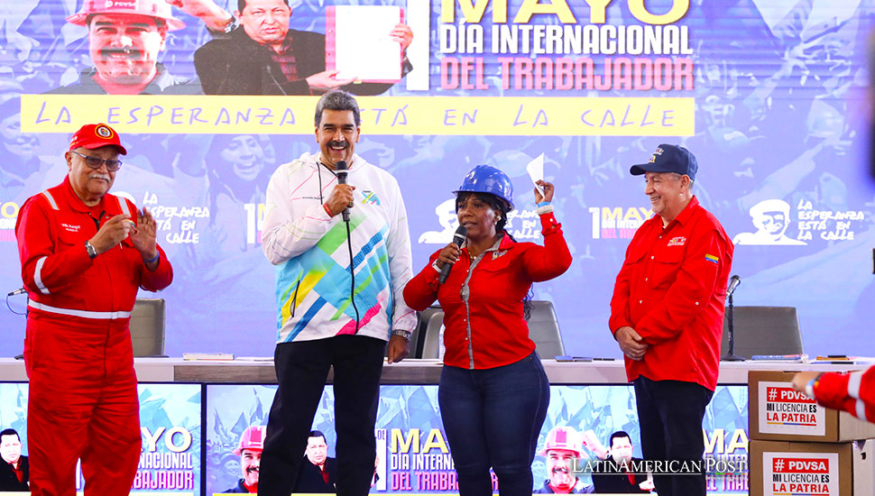 Fotografía cedida por el Palacio de Miraflores del presidente de Venezuela, Nicolás Maduro (2-i), en un acto por el Día Internacional de los Trabajadores este miércoles, en Caracas (Venezuela).