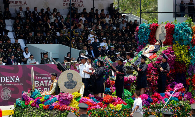 Integrantes de las Fuerzas Armadas participan en el desfile del 5 de mayo en conmemoración del 162 aniversario de la Batalla de Puebla
