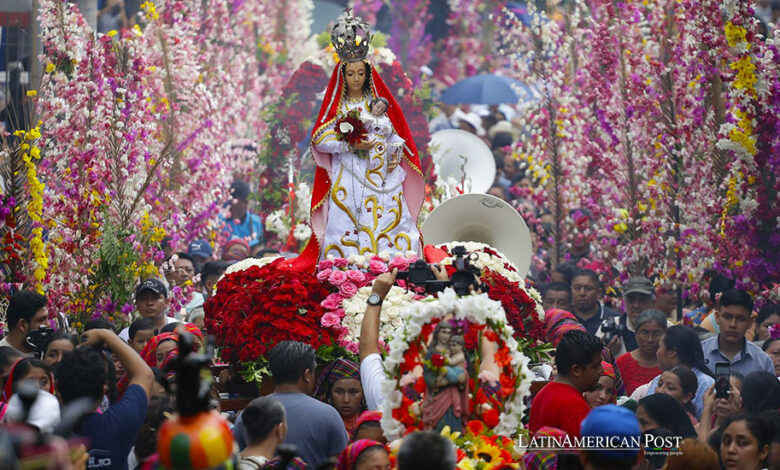 Personas participan en el festival de Flores y Palmas, dedicado a la Virgen de Concepción, este domingo en Panchimalco (El Salvador).