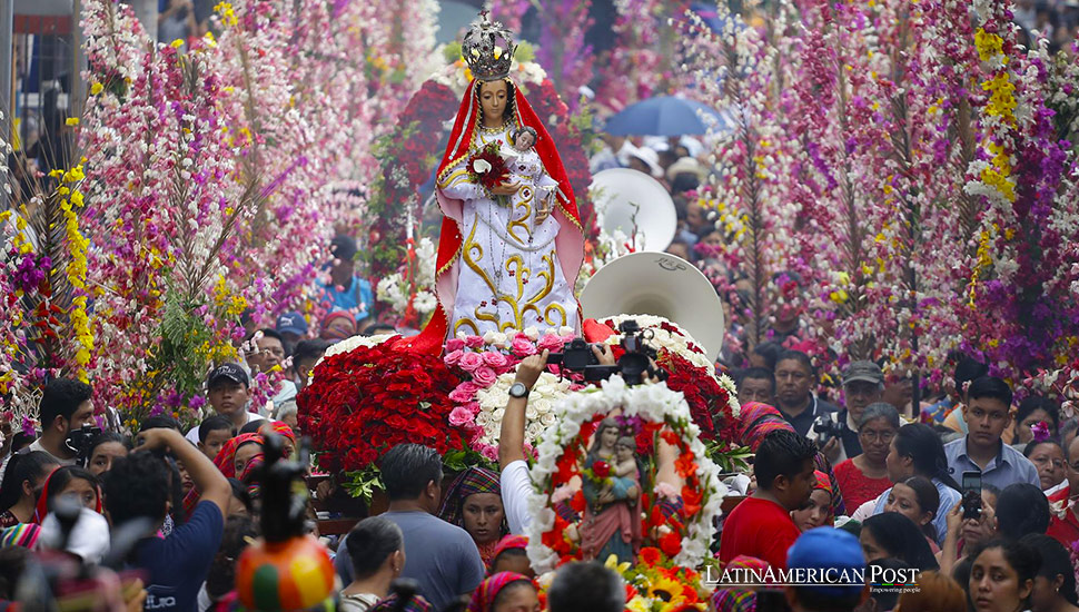 Personas participan en el festival de Flores y Palmas, dedicado a la Virgen de Concepción, este domingo en Panchimalco (El Salvador).