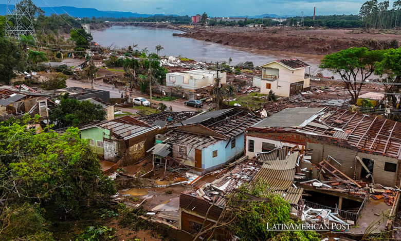 Fotografía aérea tomada con un dron que muestra las casas destruidas tras la inundación causada por el desbordamiento del río Taquari este miércoles, en la ciudad de Lajeado, en el estado de Rio Grande do Sul en el sur de Brasil.