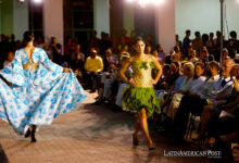 Modelos participan en un desfile de modas este miércoles en la sede del museo Nacional de Bellas Artes en La Habana (Cuba).
